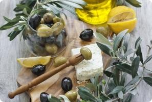 Оливки, оливковое масло, фета, кухонная утварь из оливы.